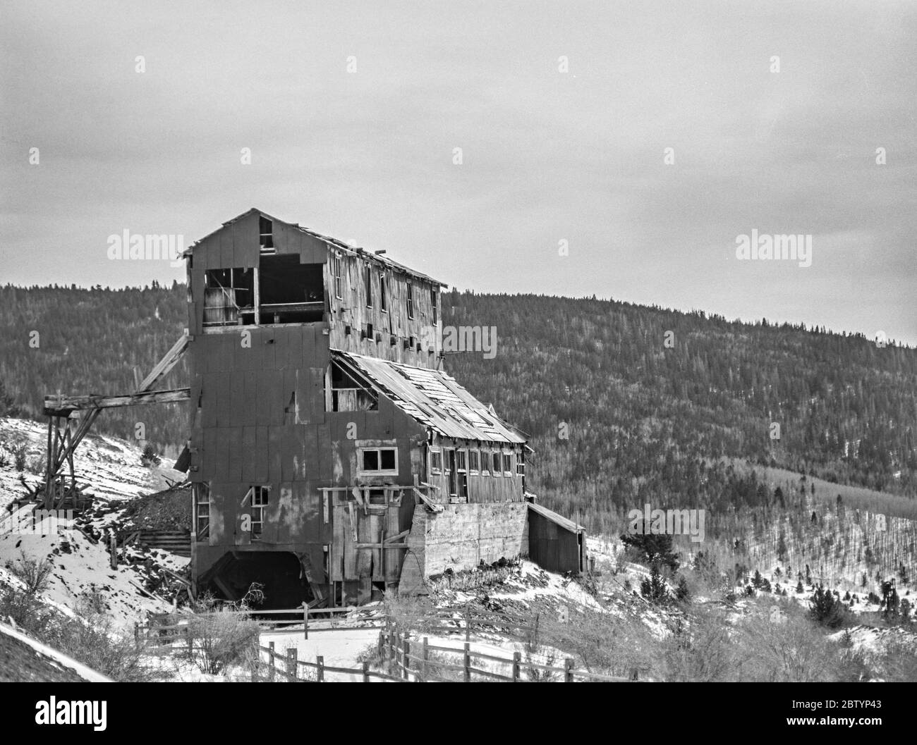 Edifici minerari abbandonati nella città fantasma di Vindicator Valley Foto Stock