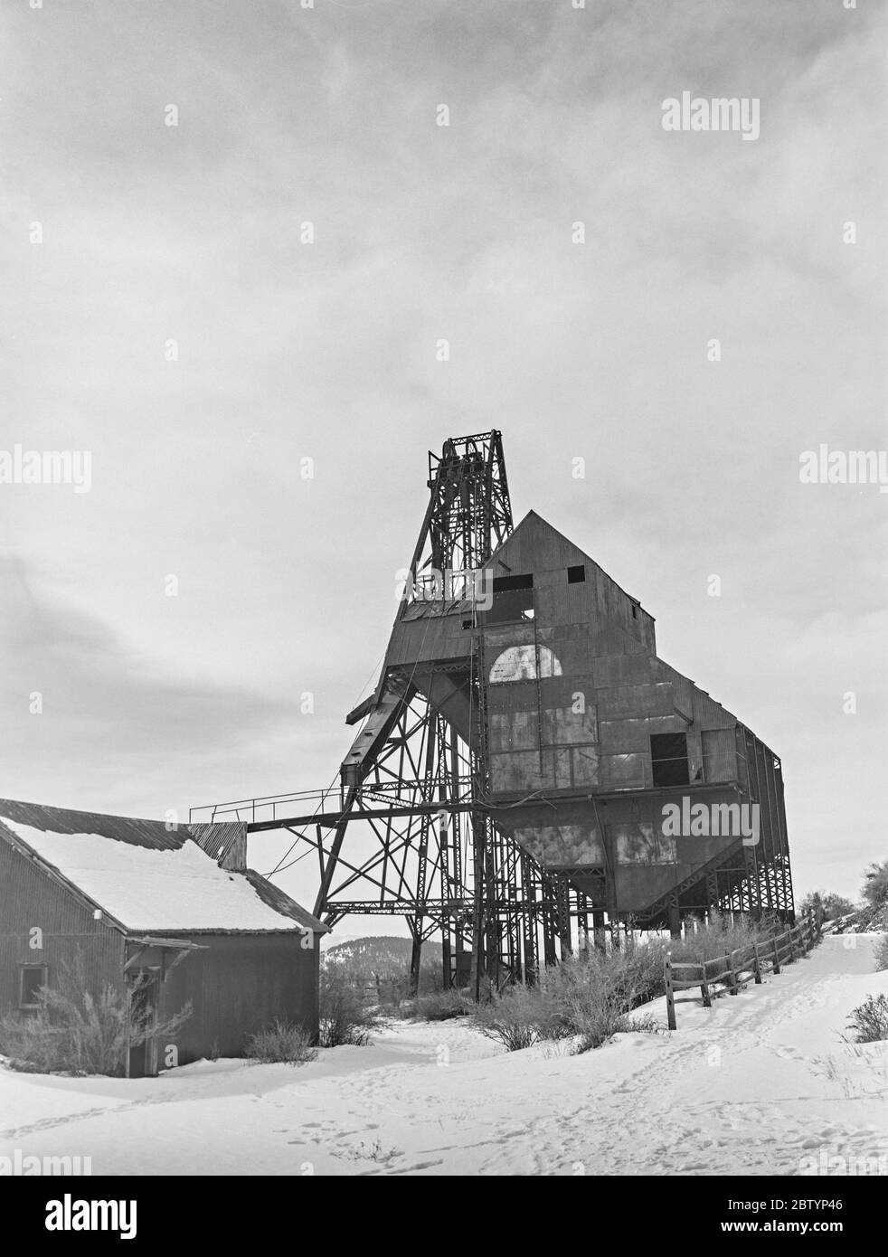 Edifici minerari abbandonati nella città fantasma di Vindicator Valley Foto Stock