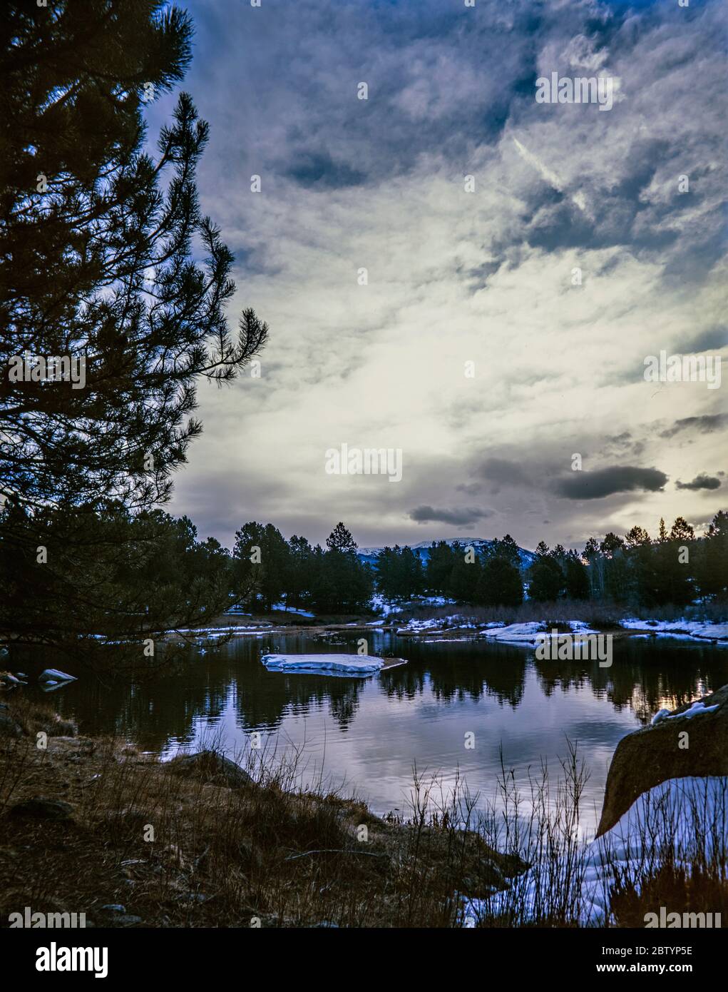 Clear Creek Reservoir Spillway Alpine Pond al tramonto, Granite, a sud di Leadville, lungo l'autostrada 24, Chaffee County, Colorado, Ektachrome E100 4X5 Foto Stock