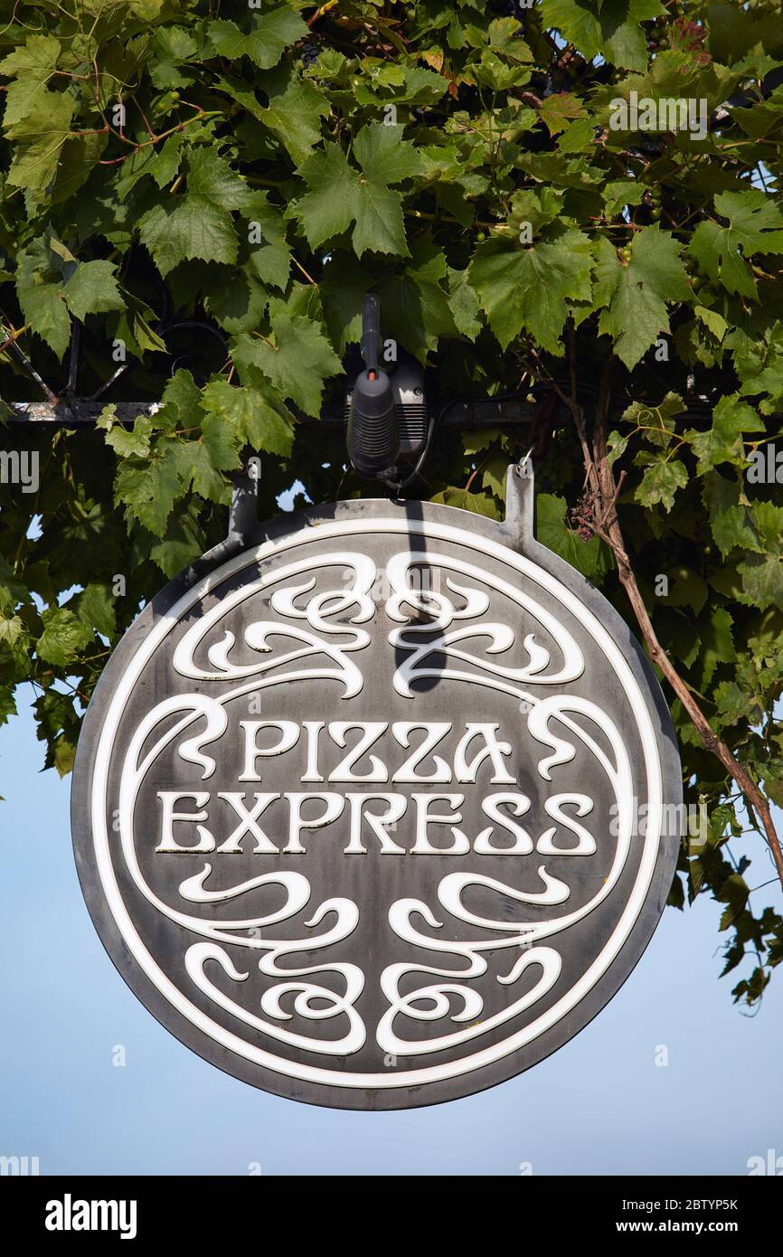 Pizza Express segno nella città mercato di Beaconsfield, Buckinghamshire, Inghilterra, Regno Unito Foto Stock