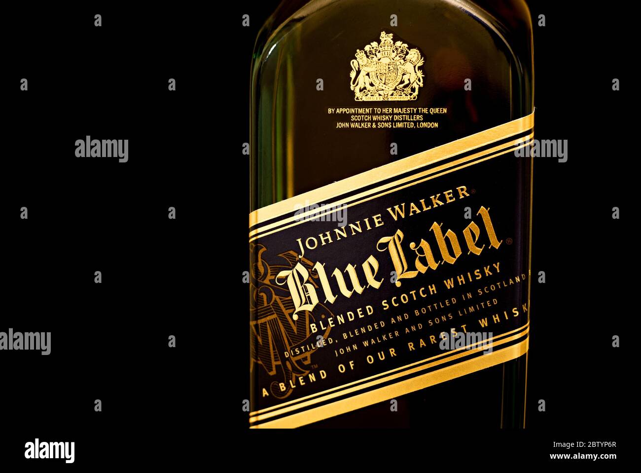 Johnnie Walker etichetta blu bottiglia su sfondo nero che mostra solo l'etichetta Foto Stock