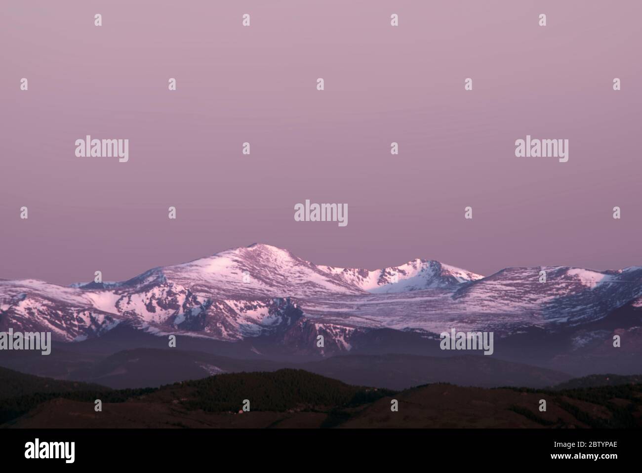 Mount Evans, Colorado, all'alba in primavera con neve e cielo in rosa e viola Foto Stock
