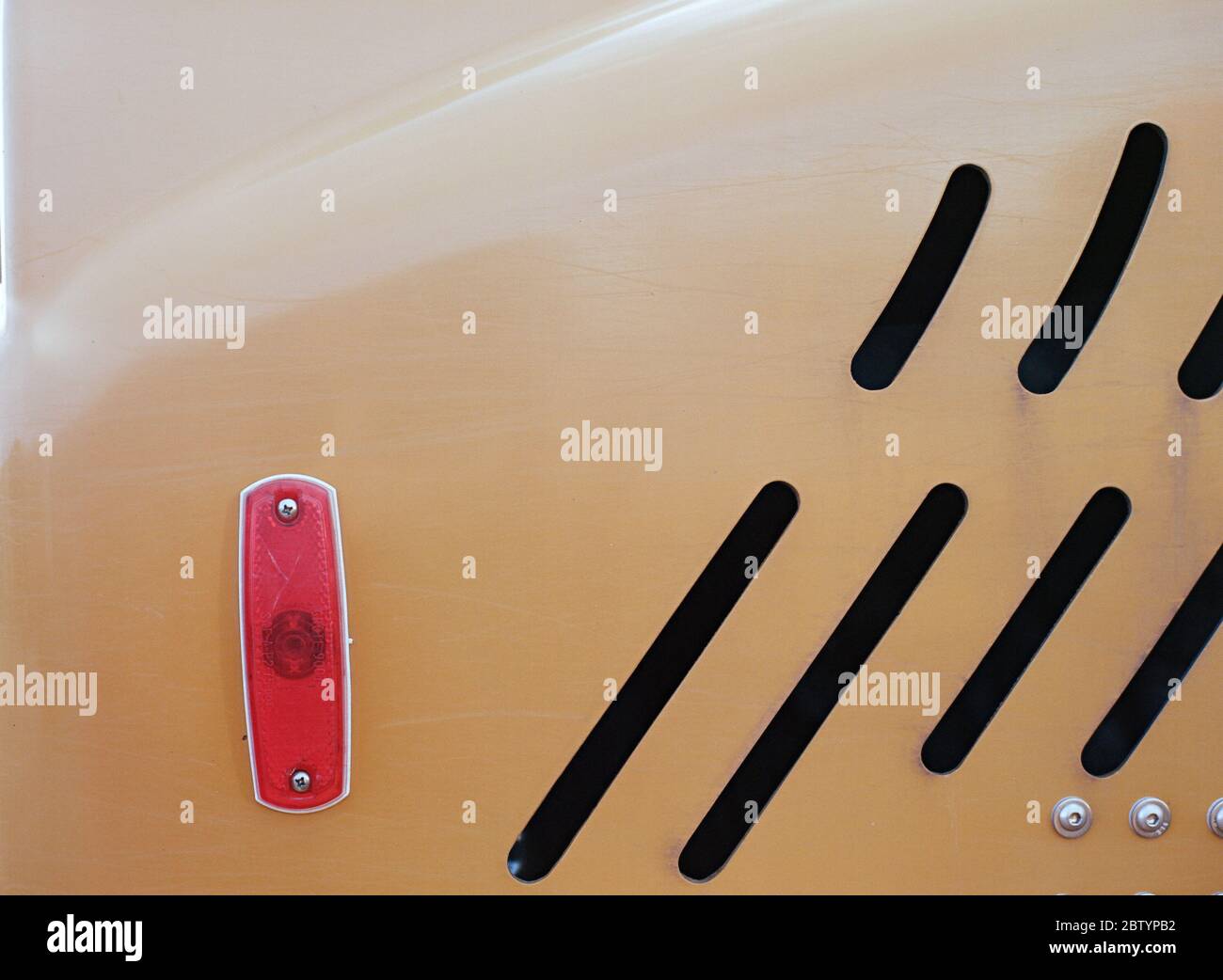 Primo piano della presa d'aria del motore in ferro giallo con riflettore rosso Foto Stock