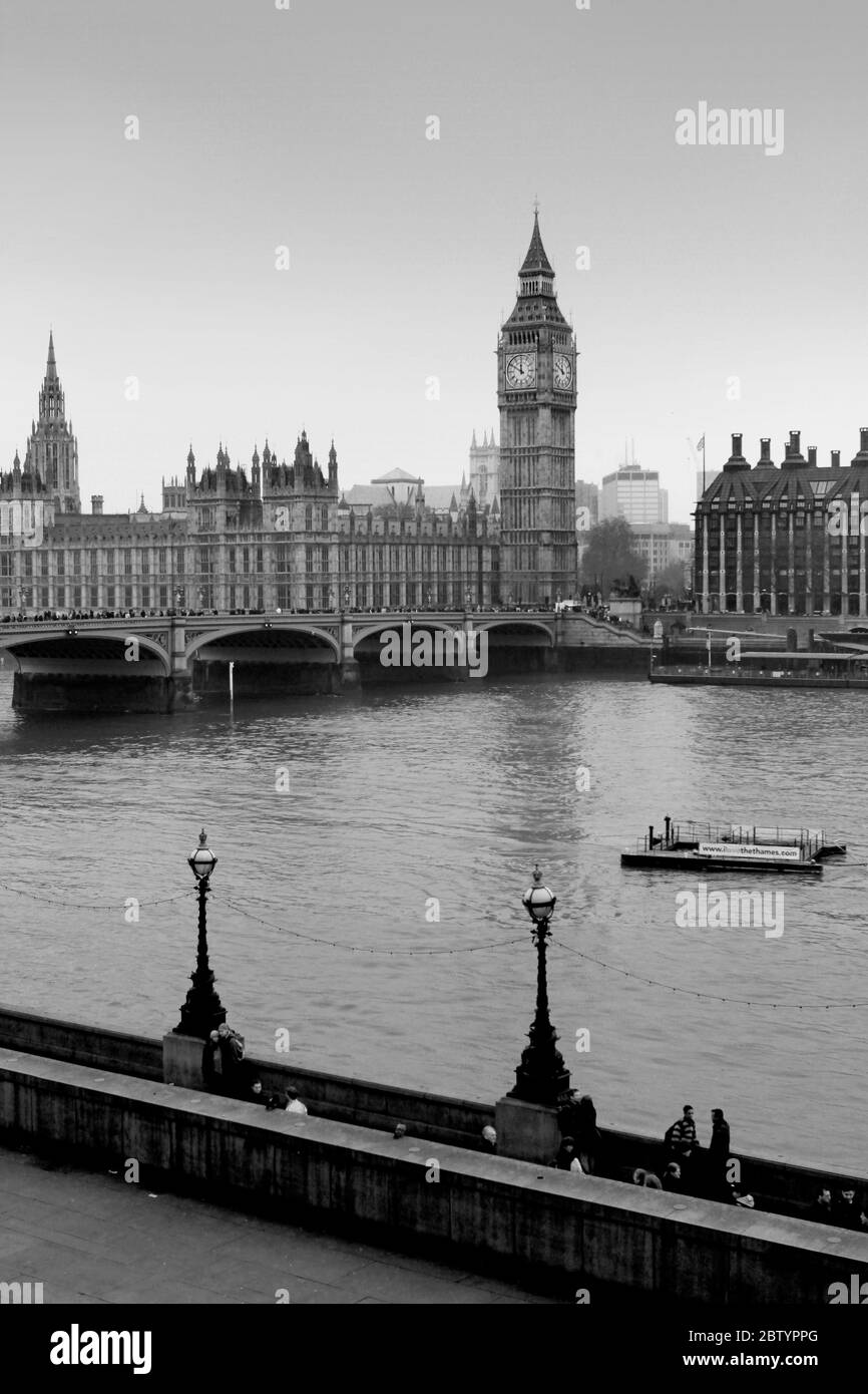 Il Big ben famoso in tutto il mondo presso la sede del Parlamento o il Palazzo di Westminster a Londra, Inghilterra. Sopra il Tamigi si erge la Elizabeth Tower Foto Stock