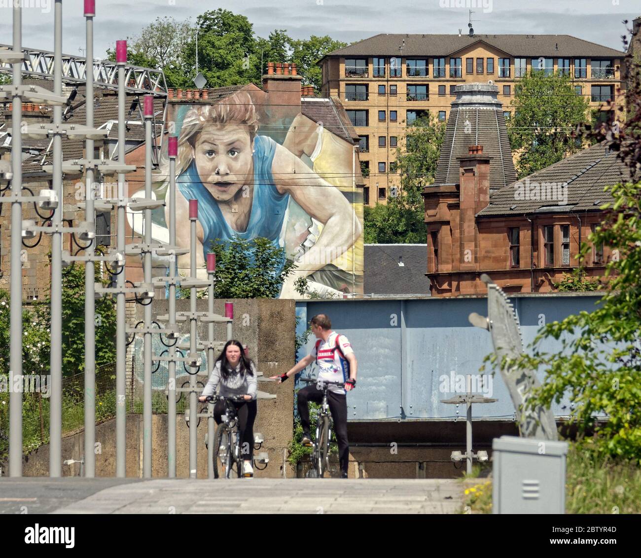 Glasgow, Scozia, Regno Unito 28 maggio 2020: Coronavirus con l'arte sportiva vecchio commonwealth giochi sullo sfondo su un ponte in particolare come i locali esercitati in città durante la pandemia. Credit: Gerard Ferry/Alamy Live News. Foto Stock
