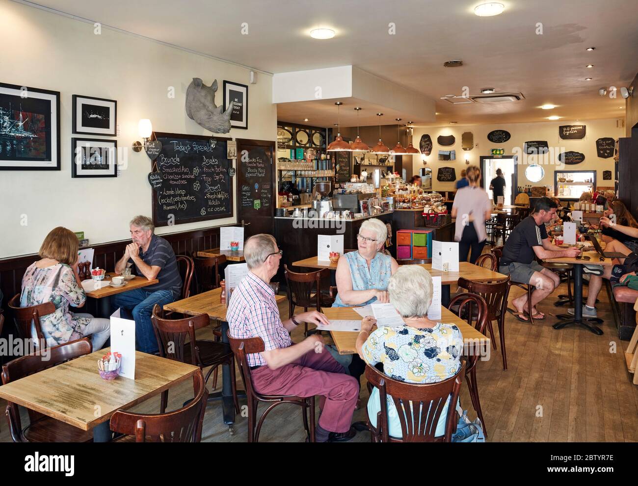 All'interno del ristorante e caffetteria Fego, Gerrards Cross, Buckinghamshire, Inghilterra, Regno Unito Foto Stock