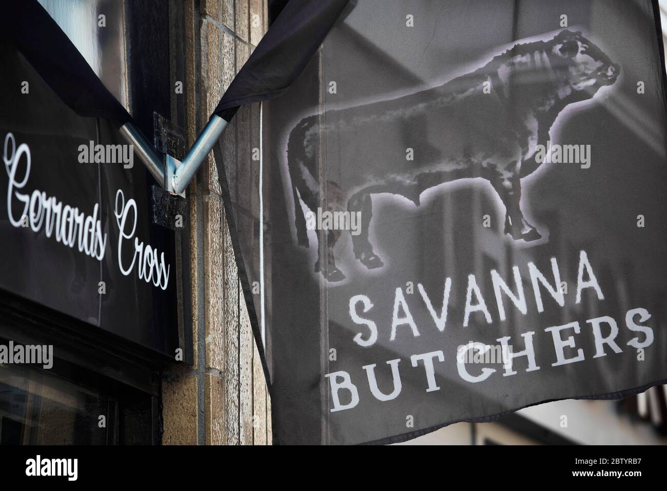 Cartello Savanna Butchers, Gerrards Cross, Buckinghamshire, Inghilterra, Regno Unito Foto Stock