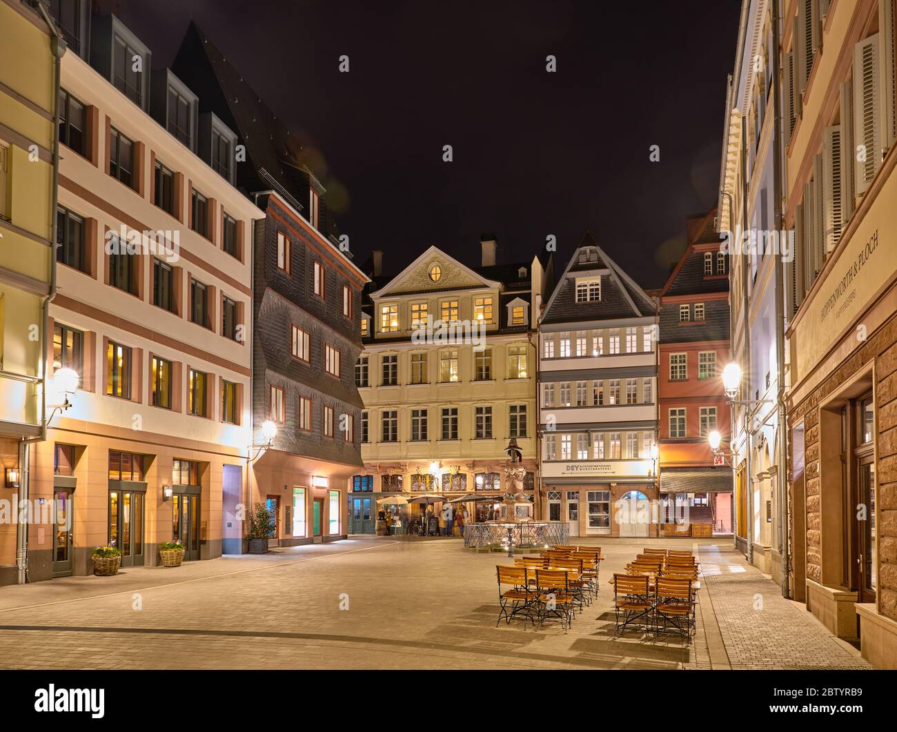 Francoforte sul meno, Germania, febbraio 15 2020: Nel nuovo centro storico di Francoforte, vista notturna della piazza e dei tradizionali edifici a graticcio. Foto Stock