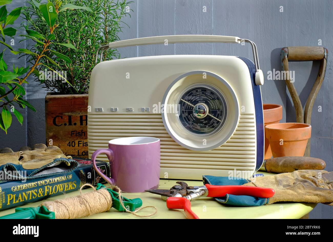 radio portatile vintage, retro bush in scena giardino, norfolk, inghilterra Foto Stock