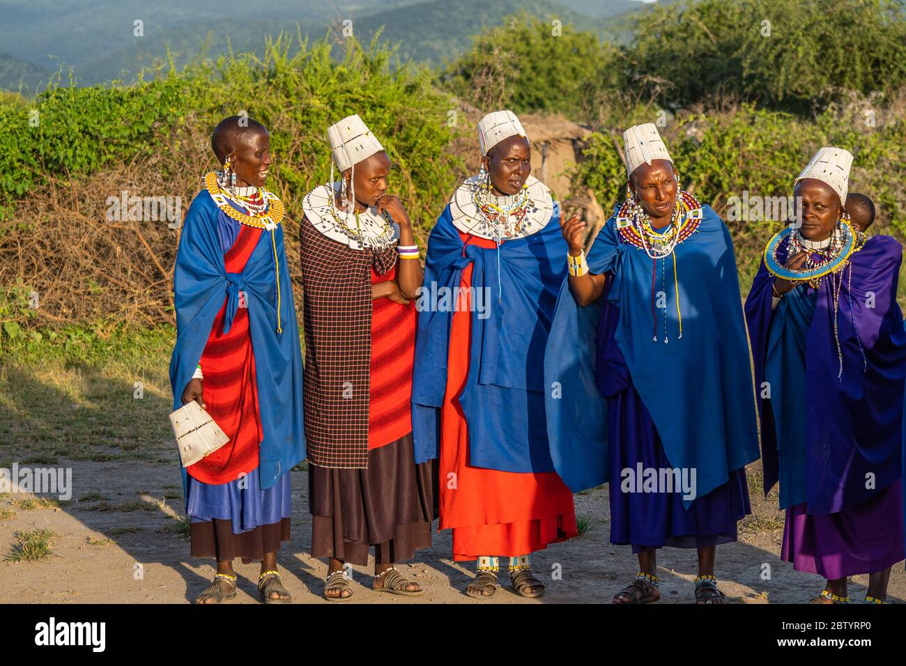 Ngorongoro, Tanzania, Africa – 15 febbraio 2020: La donna Massai resta insieme al tramonto in Tanzania, Africa. Foto Stock