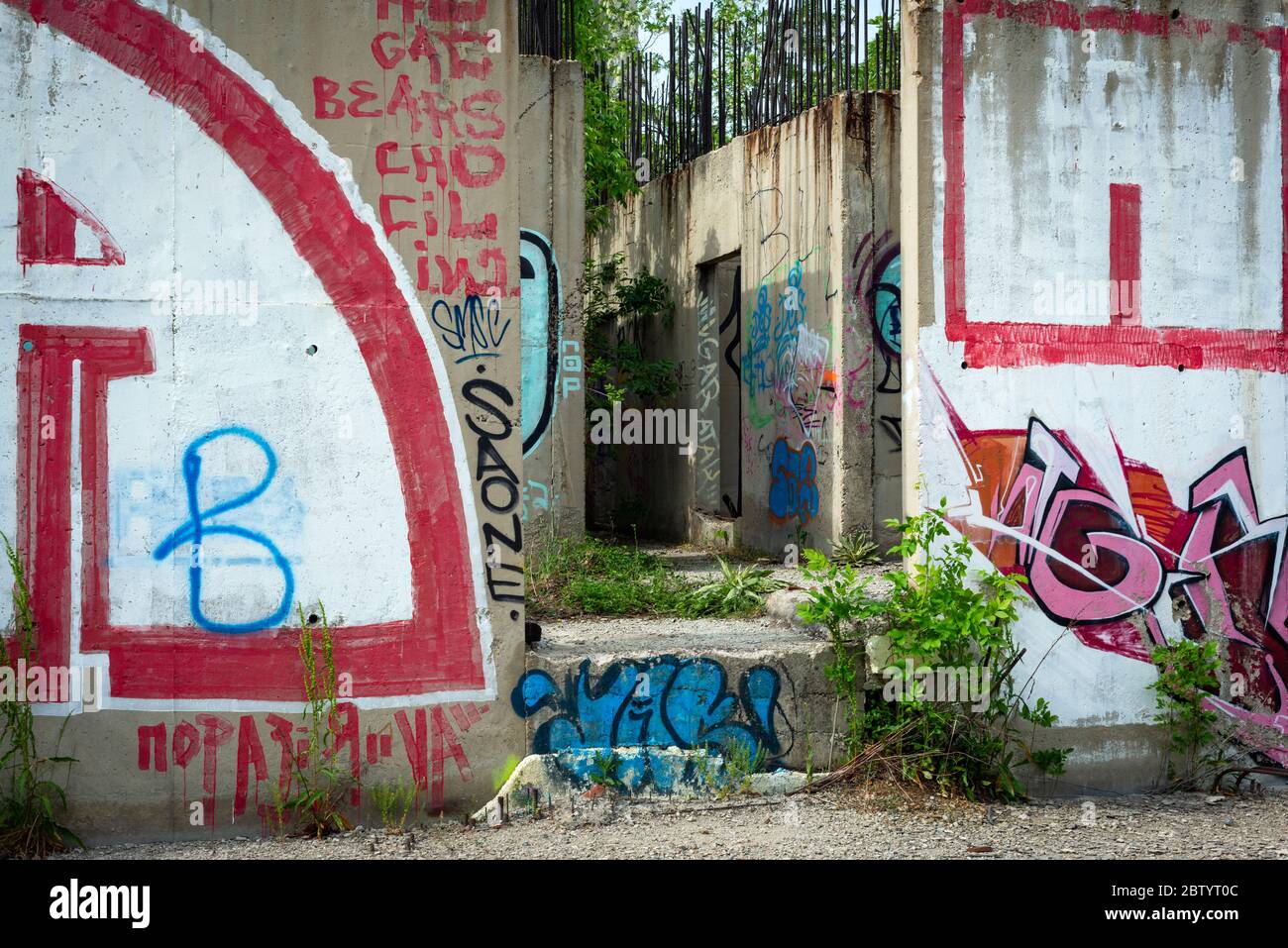 Graffiti colorati sulle pareti abbandonate dei cantieri a Sofia, Bulgaria, Europa orientale, UE Foto Stock