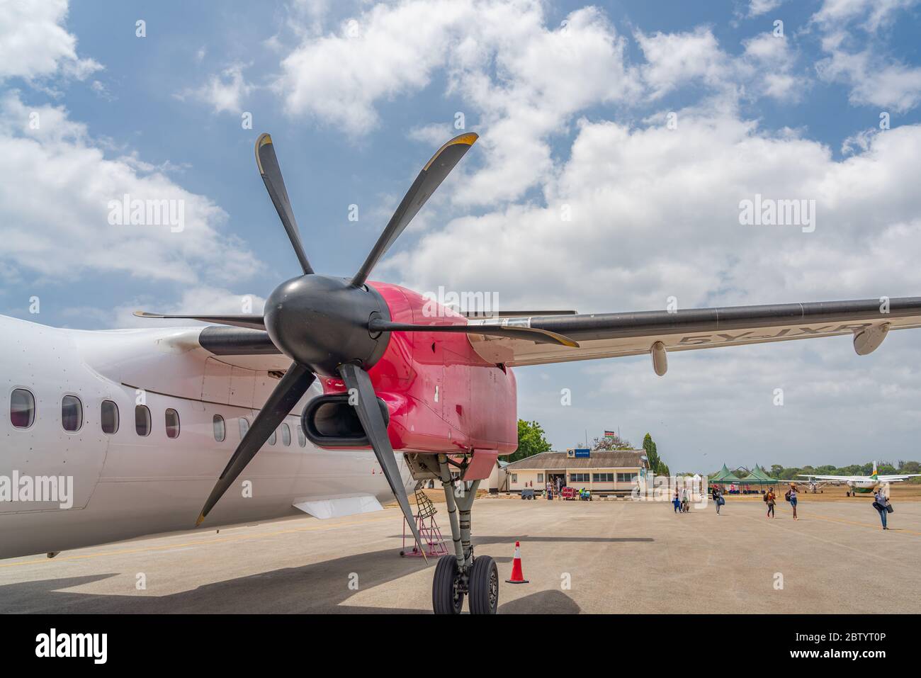 Ukunda Airstrip, Tanzania - Febbraio, 25 2020: Aereo bombardier primo piano elica a Diani Beach / Ukunda aeroporto Foto Stock