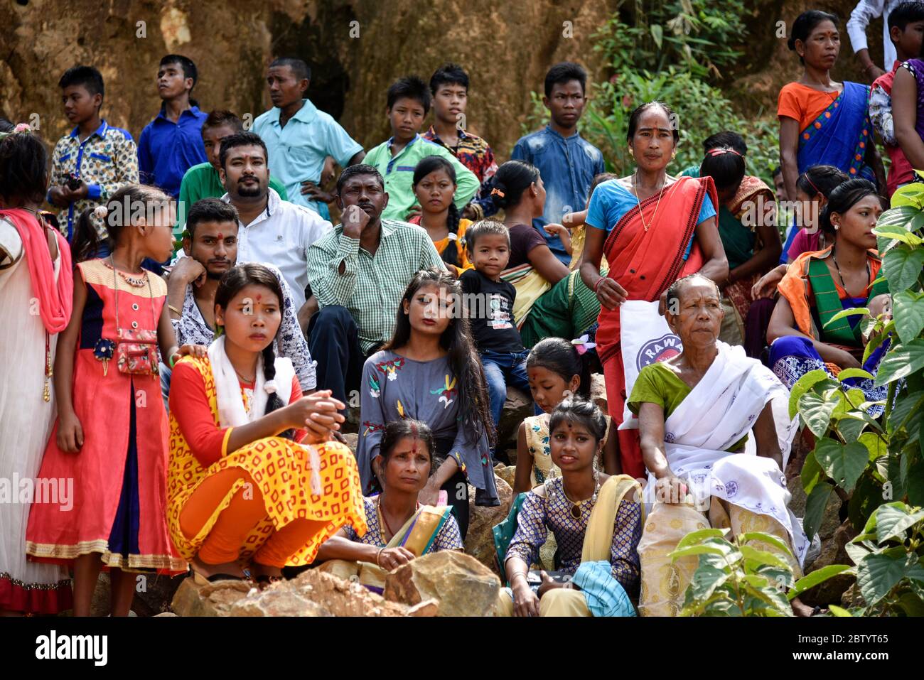 INDIA: Oltre 1,00 persone, tra cui molti bambini, sono accodate per assistere alla brutale macellazione di 16 animali. Le foto RACCAPRICCIANTI mostrano folle spietate che si affollano Foto Stock