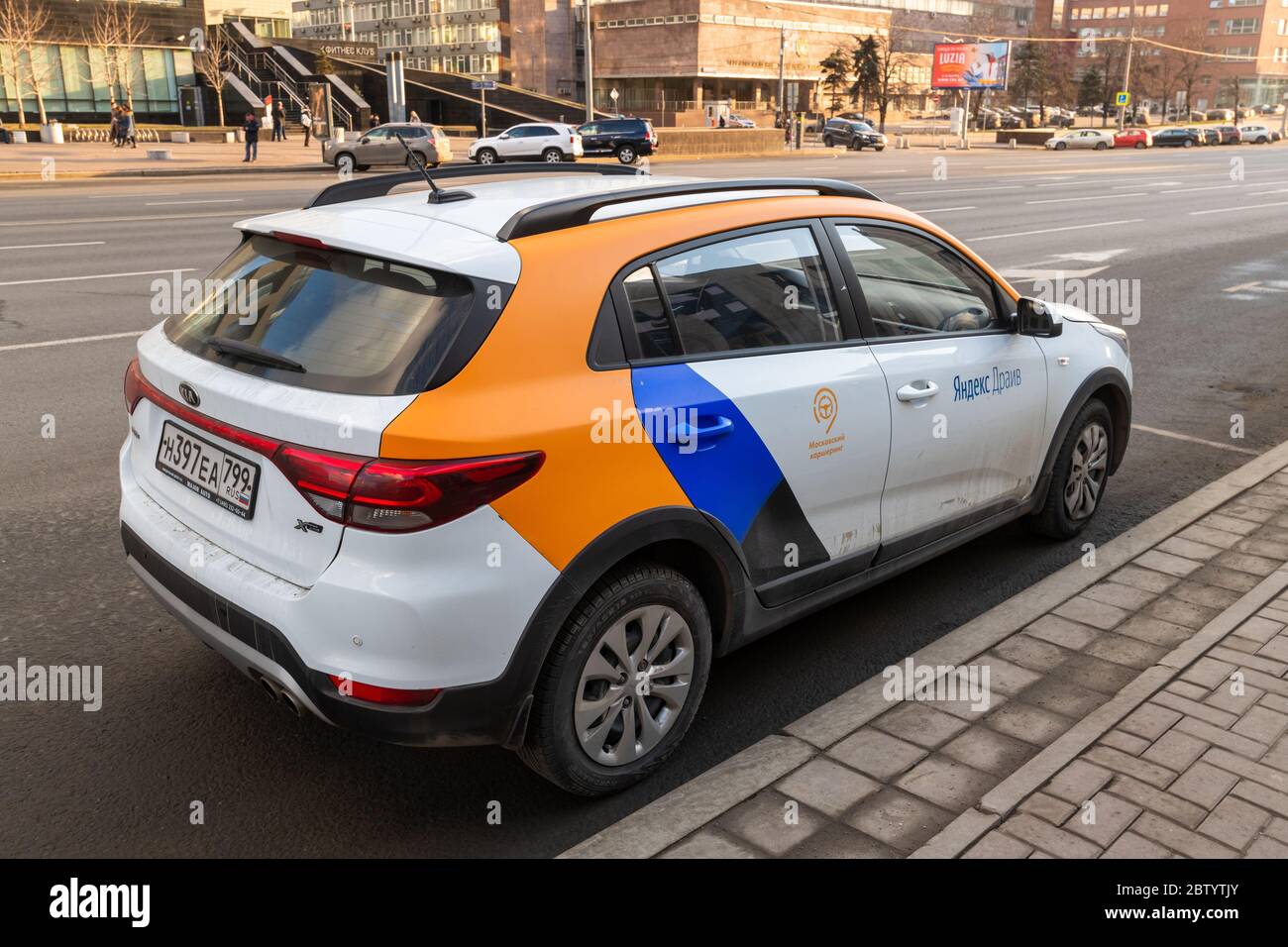 Mosca, Russia - Feb 21, 2020. Auto condivisa a Mosca - Yandex Drive su Academia Sacharov Avenue Foto Stock