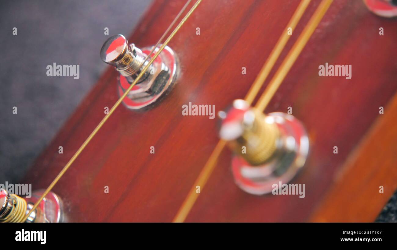 Sintonizzatori per chitarra in legno closeup, alta risoluzione Foto Stock