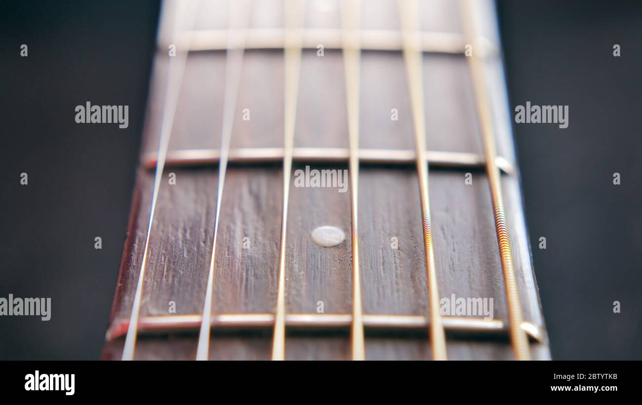 Collo di chitarra closeup con corde, alta risoluzione Foto Stock