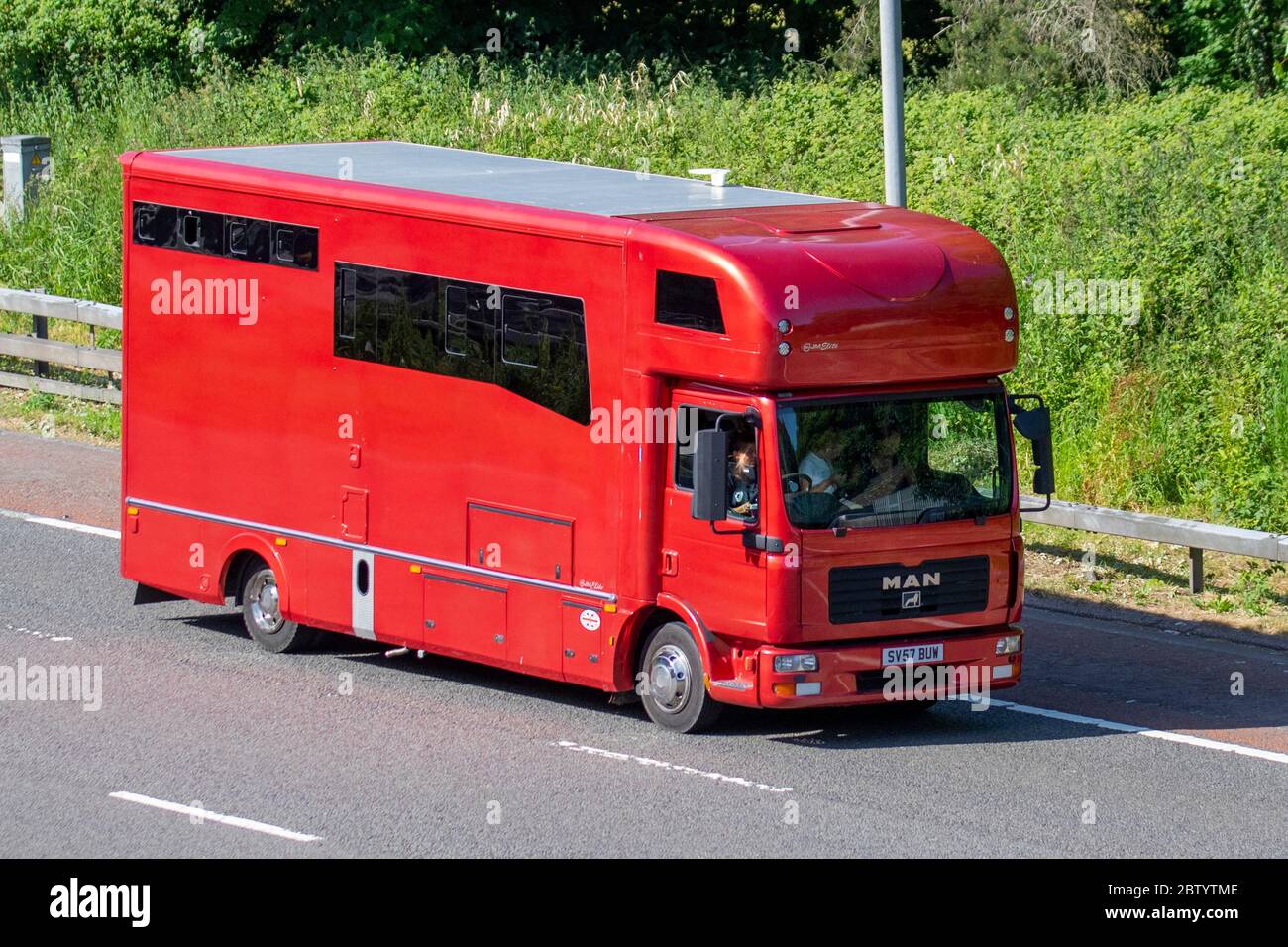 2007 Red Man TGL horsebox; trasporto di animali in pulmino sull'autostrada M6, Lancashire, Regno Unito Foto Stock