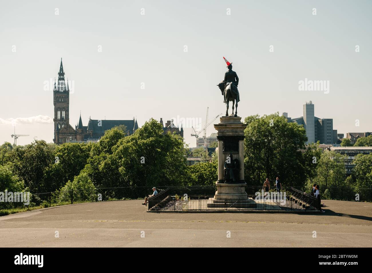 Vista della statua equestre di Lord Frederick Sleigh Roberts, con un cono di traffico sulla testa con l'Università di Glasgow sullo sfondo. Foto Stock