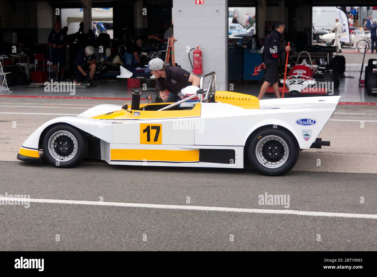 Nel suo Steeper Clive, Tiga SC80 entra nella pit lane, durante la sessione di qualifica per la HSCC Thundersports Race, in occasione della Silverstone Classic 2019 Foto Stock