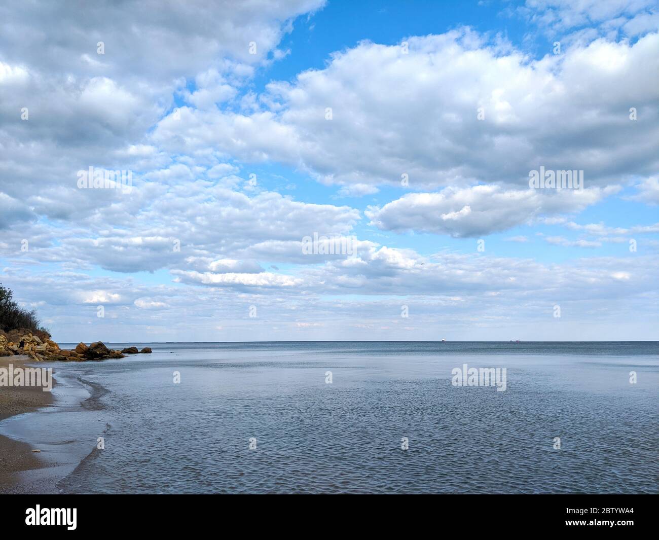 Rilassante mare con ampio orizzonte di cielo nuvoloso e mare. Foto Stock