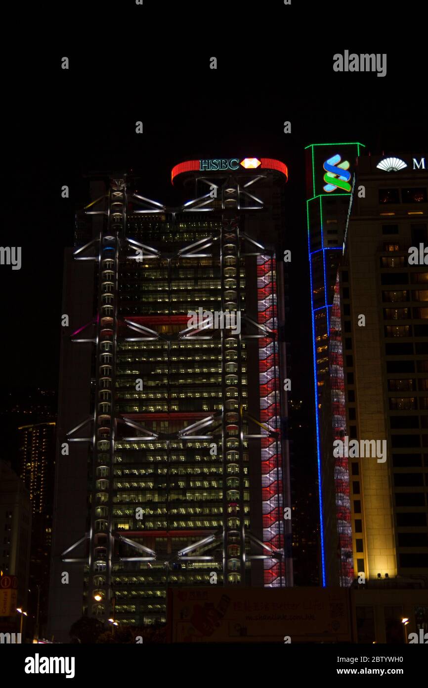 HSBC costruzione Hong Kong in verticale notte, torre Norman Foster Foto Stock