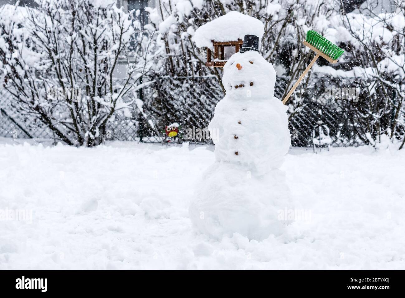 Gocce d'acqua su un vetro della finestra in inverno in bassa Baviera Germania Foto Stock