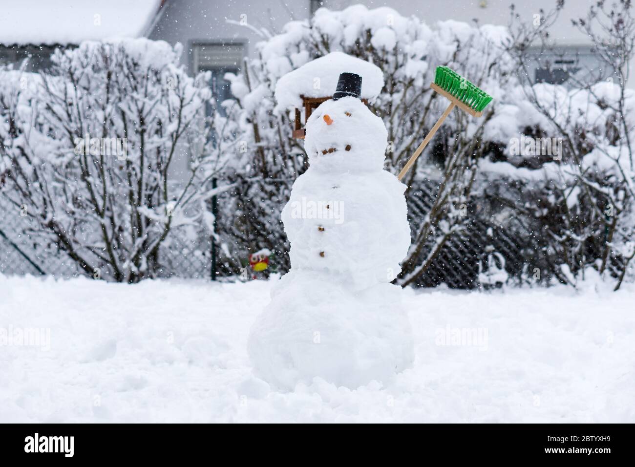 Gocce d'acqua su un vetro della finestra in inverno in bassa Baviera Germania Foto Stock