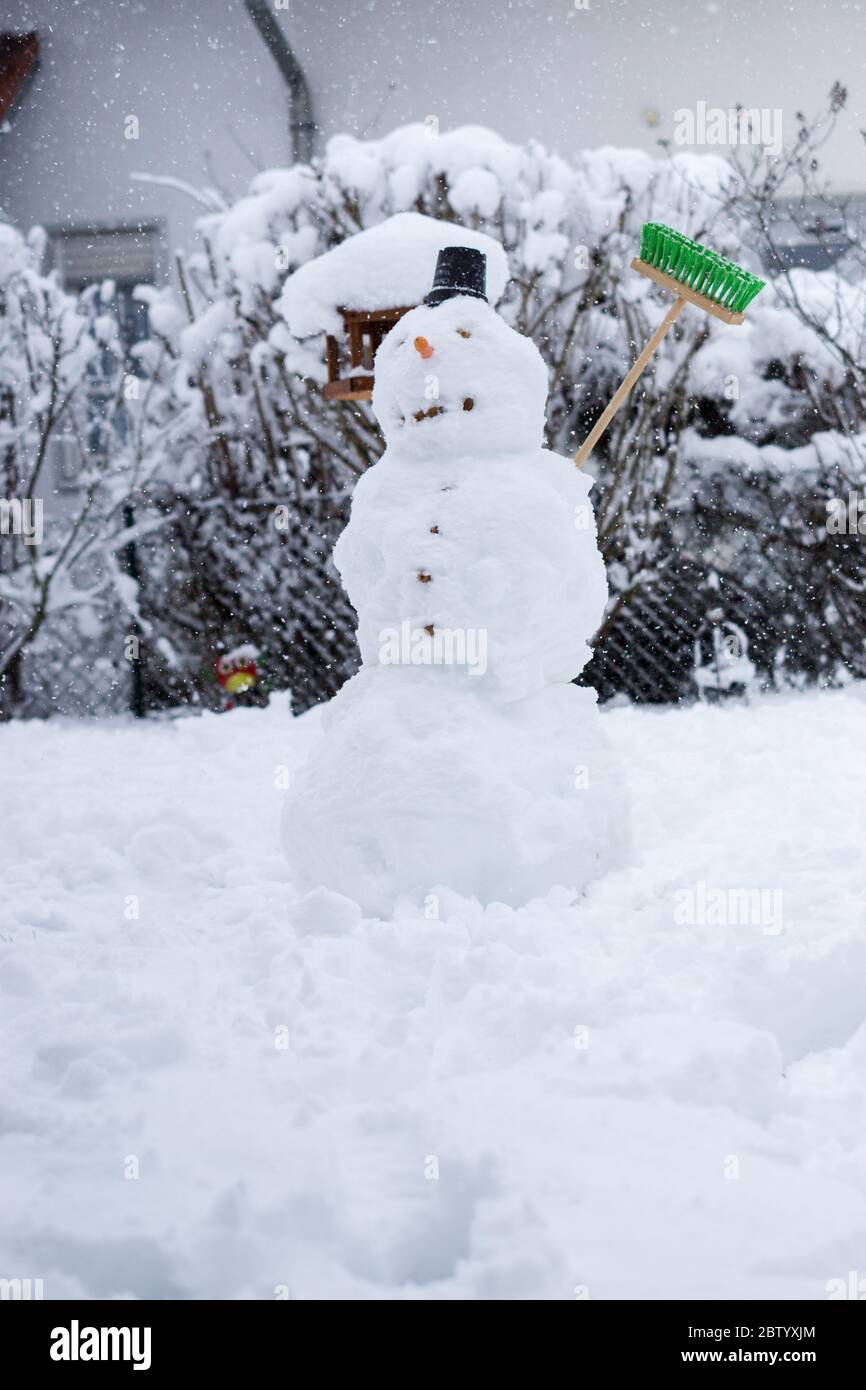 Gocce d'acqua su un vetro della finestra in inverno in bassa Baviera Germania Foto Stock