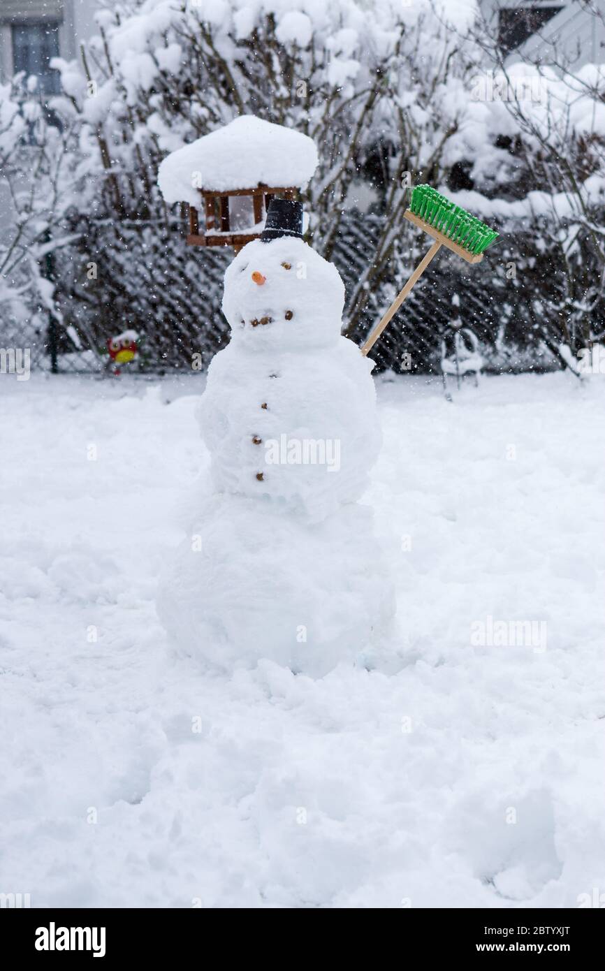 Gocce d'acqua su un vetro della finestra in inverno in bassa Baviera Germania Foto Stock