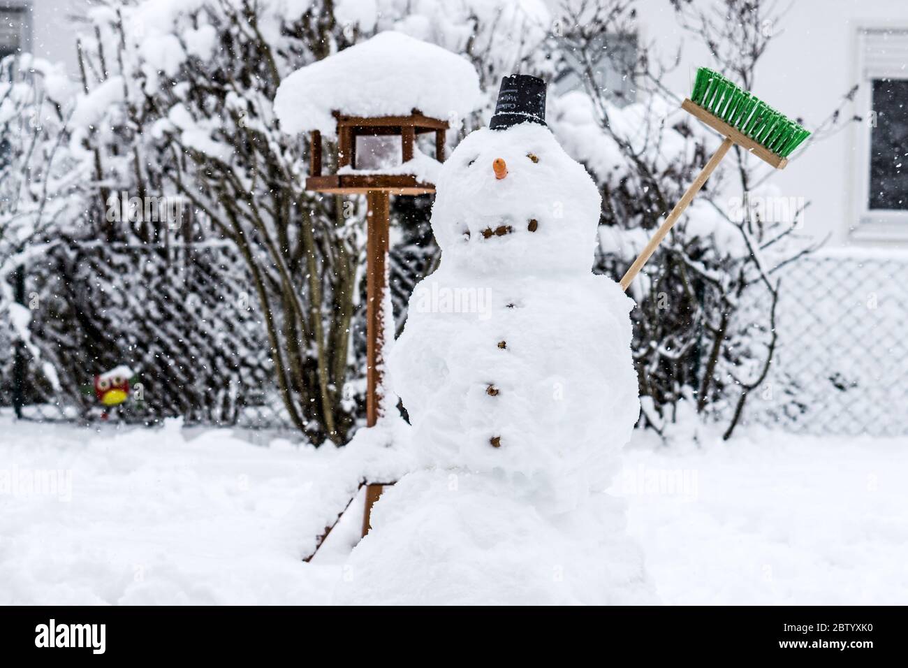 Gocce d'acqua su un vetro della finestra in inverno in bassa Baviera Germania Foto Stock