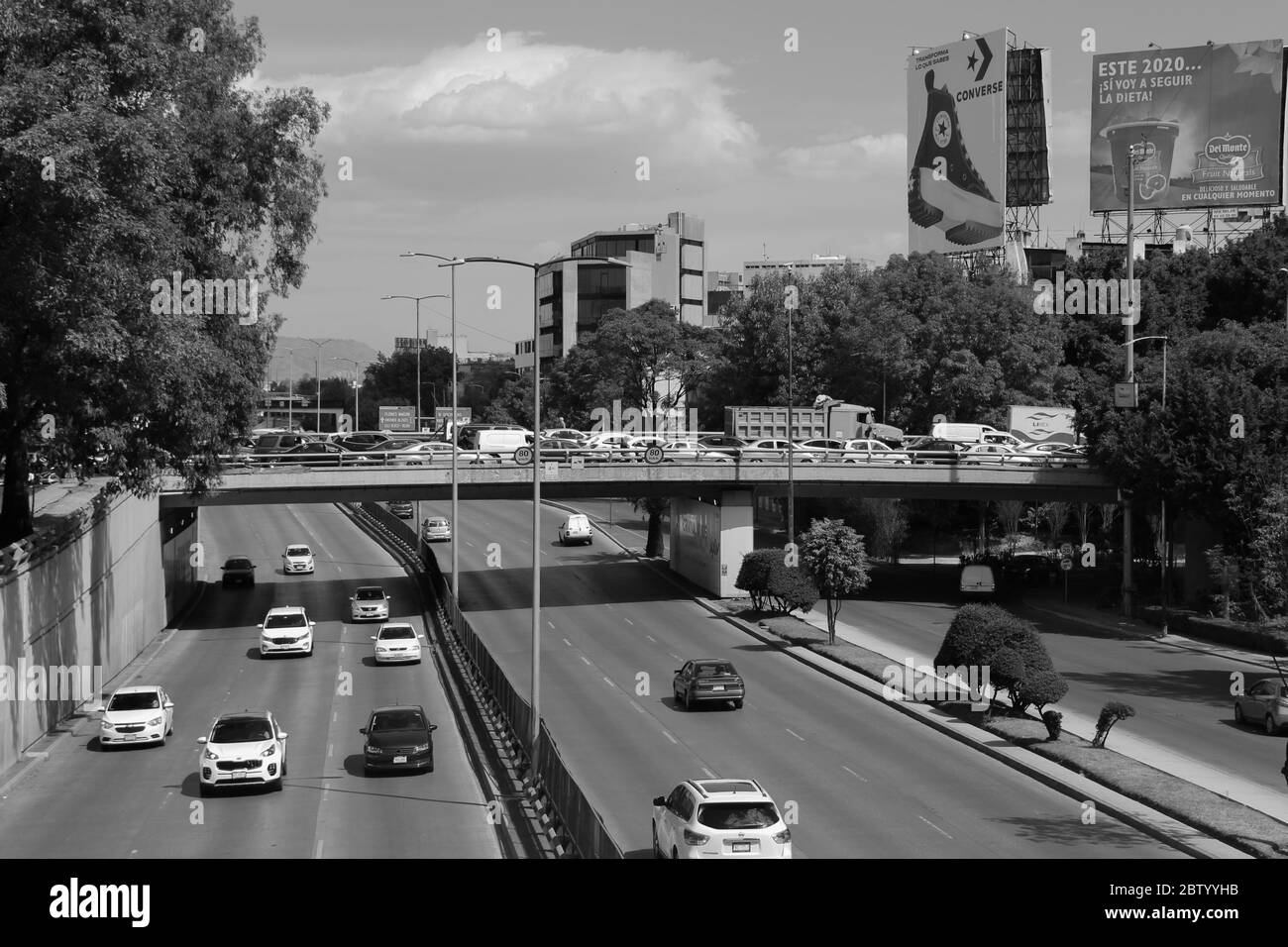 Fotografia monocromatica in bianco nero del traffico di Città del Messico Foto Stock