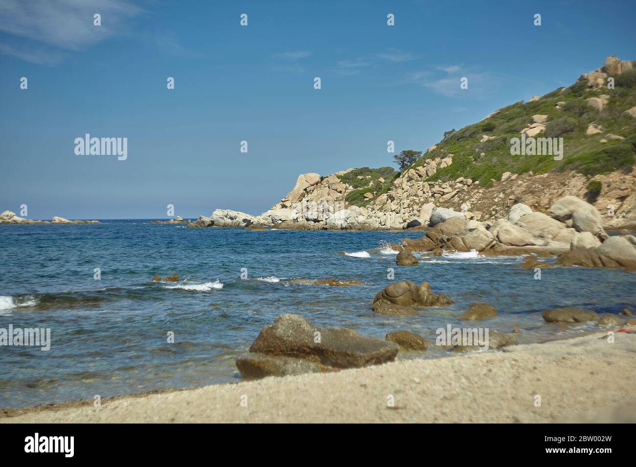 Dettaglio di una scogliera che si affaccia sul mar Mediterraneo. Foto Stock