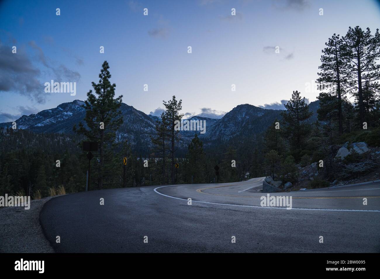 Indietro strade nel mezzo di una montagna Foto Stock