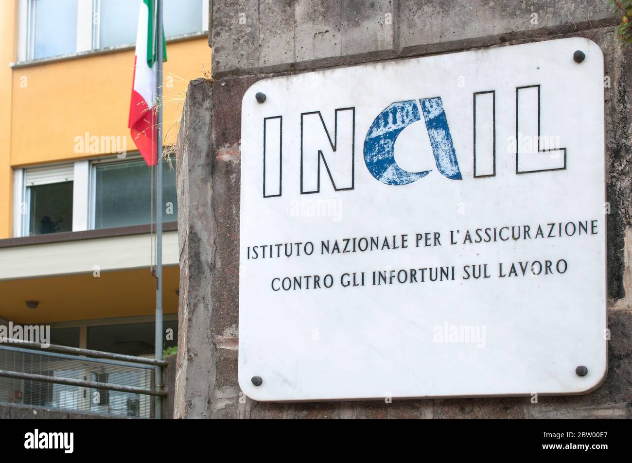Carrara, Italia - 28 maggio 2020 - placca di marmo all'ingresso di un edificio INAIL (Istituto Nazionale di assicurazione contro gli infortuni sul lavoro) Foto Stock