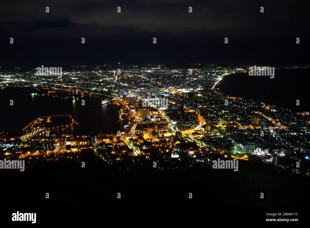 Hakodate, Giappone - 30Nov2019: Million Dollar View dal Monte Hakodate, prendere la funivia dalla collina alla cima. Il contrasto dello scintillio Foto Stock