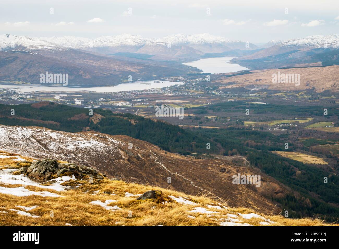 Vista da Meall Beag su Fort William, Loch Linnhe, Loch Eil e le colline di Ardgour e Moidart, Highlands, Scozia Foto Stock