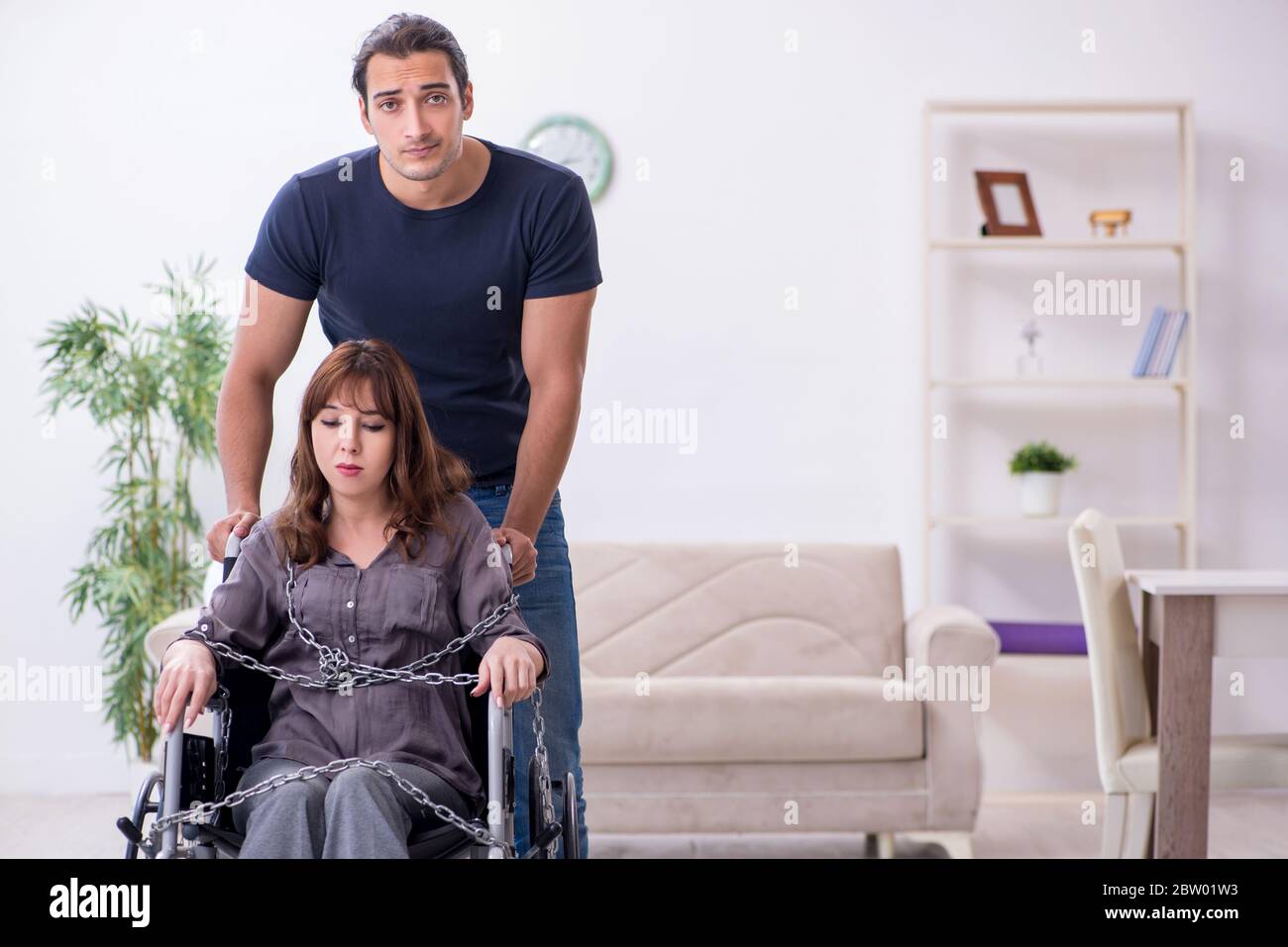 Moglie e marito disabili a casa Foto Stock