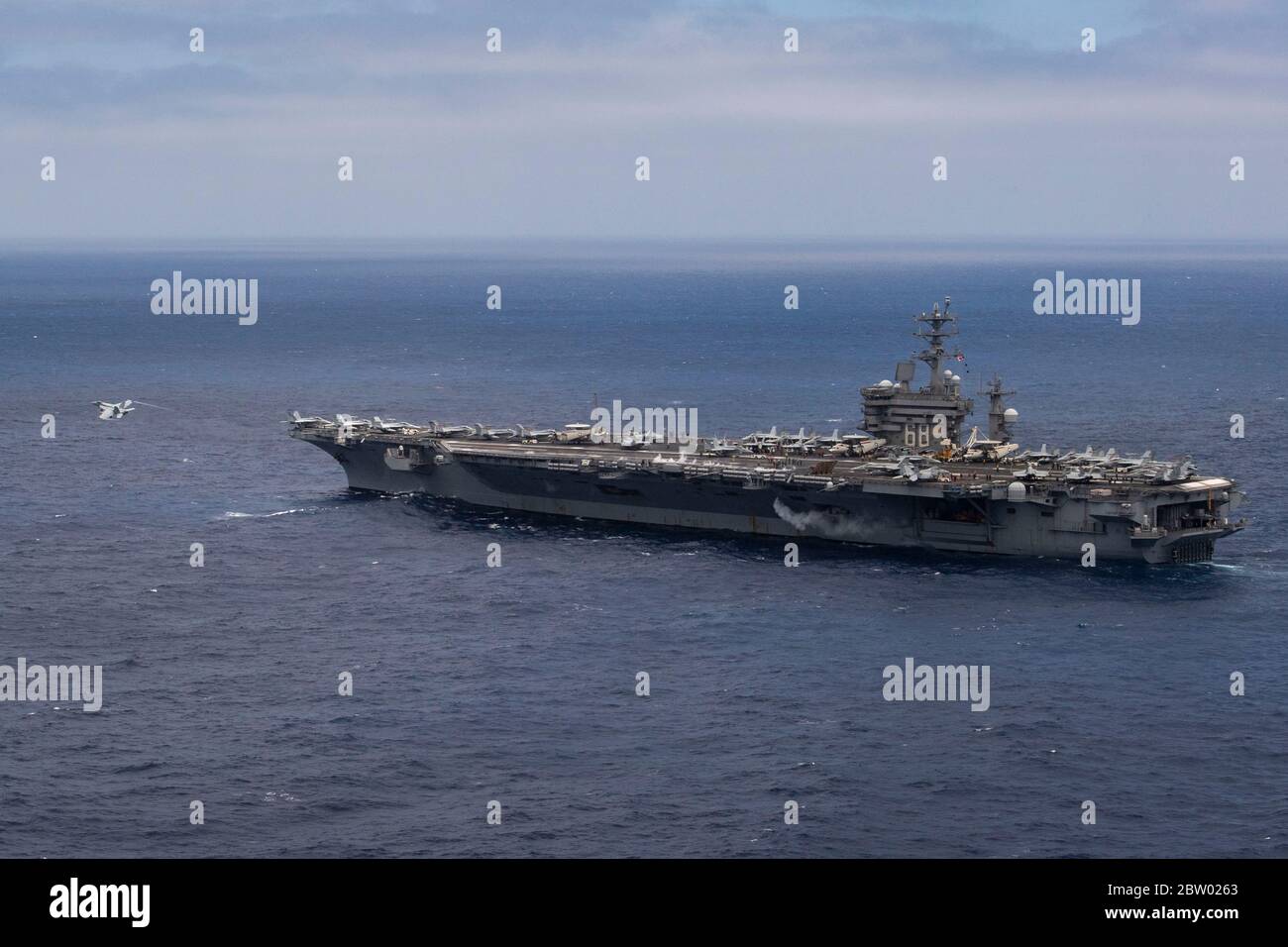 Un US Navy F/A-18E Super Hornet aereo da combattimento, lancia dal ponte di volo della nave di classe Nimitz USS Nimitz 21 maggio 2020 nell'Oceano Pacifico. Foto Stock