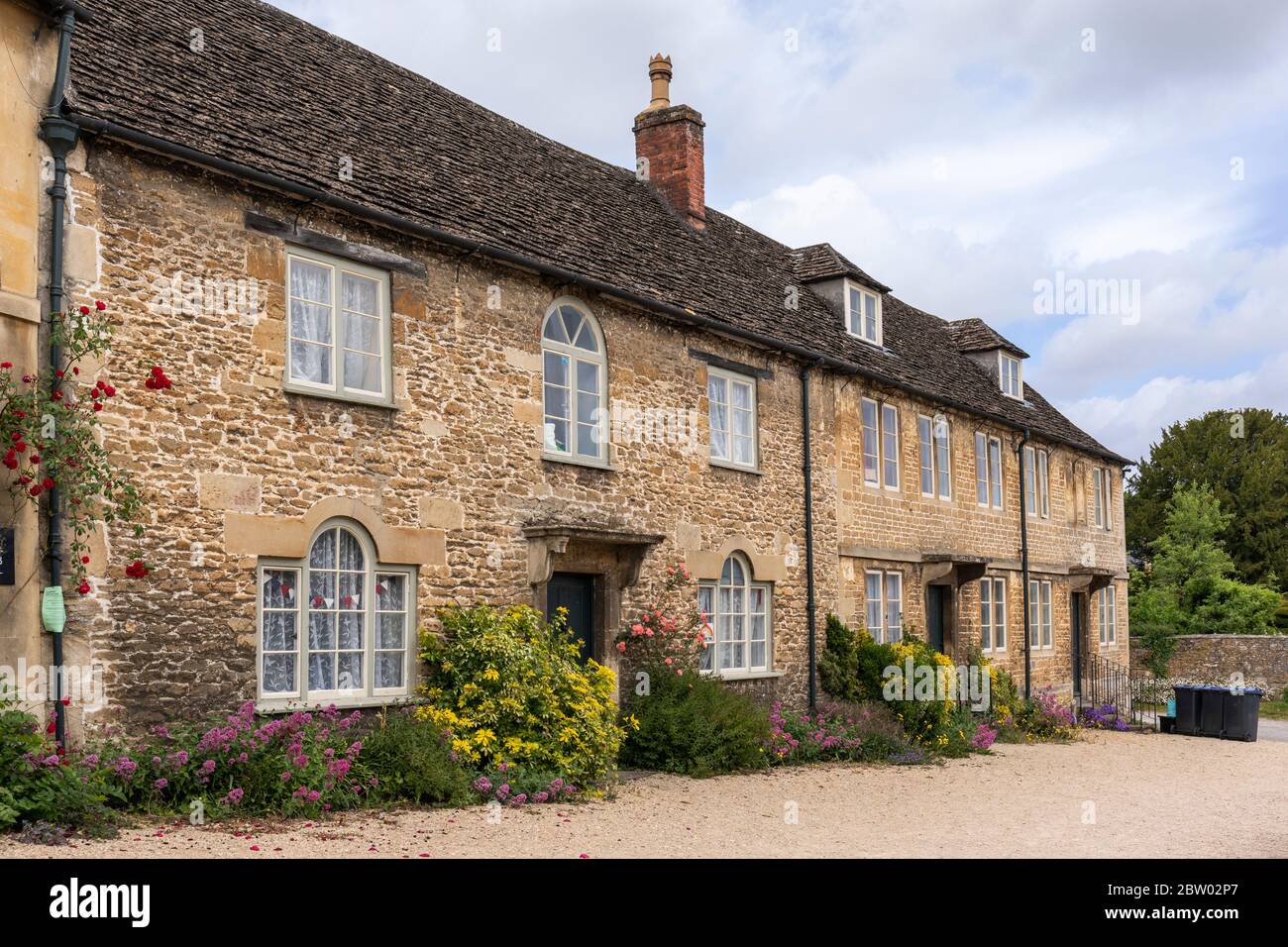 Graziose case in pietra con terrazza nel villaggio di Lacock, Wiltshire, Inghilterra, Regno Unito. Assunto durante la pandemia di Coronavirus (COVID‑19) Foto Stock