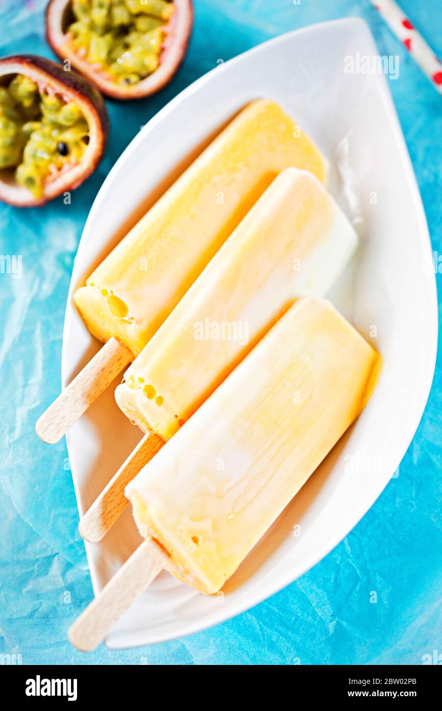 Yogurt marmorizzato e gelato alla passione Foto Stock