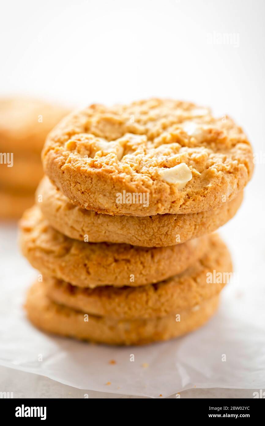 Biscotti al cioccolato bianco con patatine al cioccolato Foto Stock