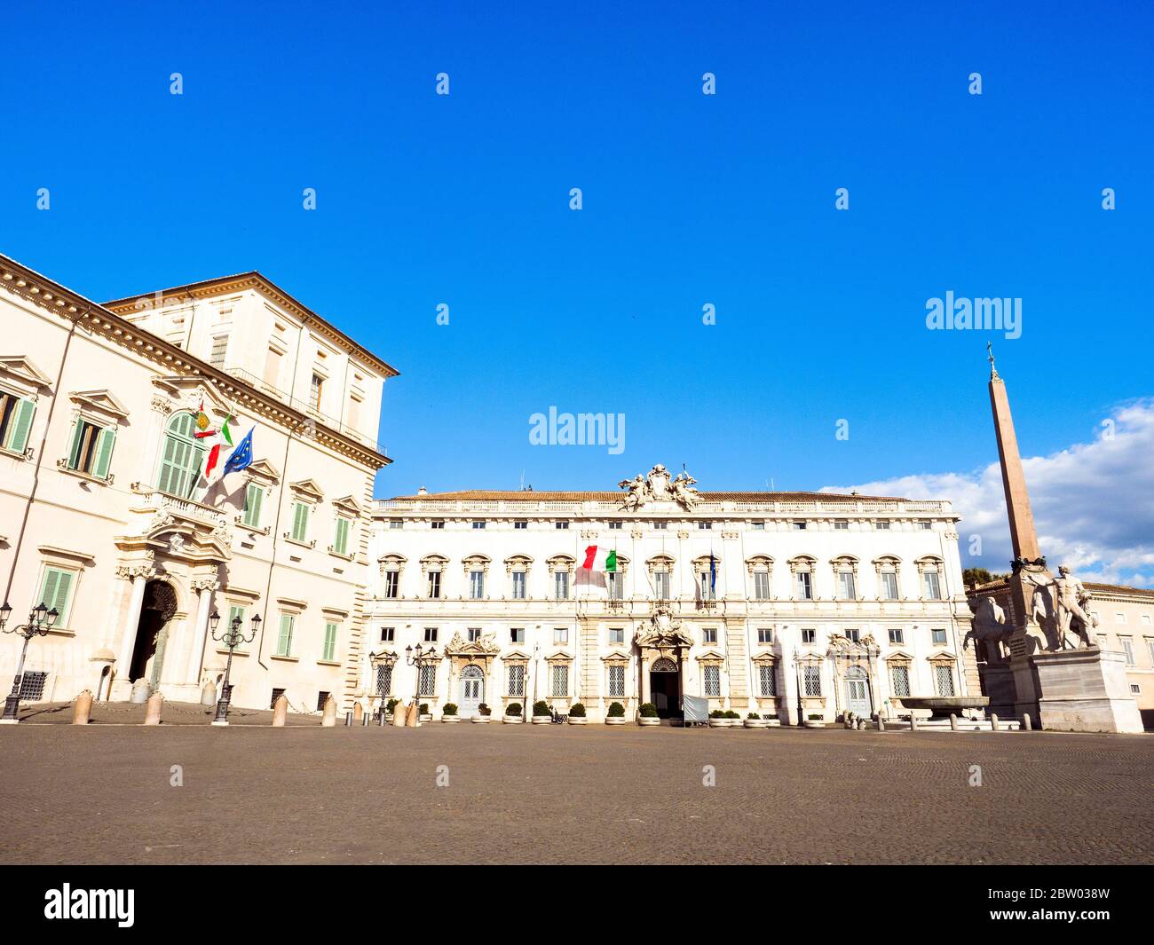 L'edificio presidenziale del Palazzo del Quirinale sulla sinistra e Palazzo della consulta - Roma, Italia Foto Stock