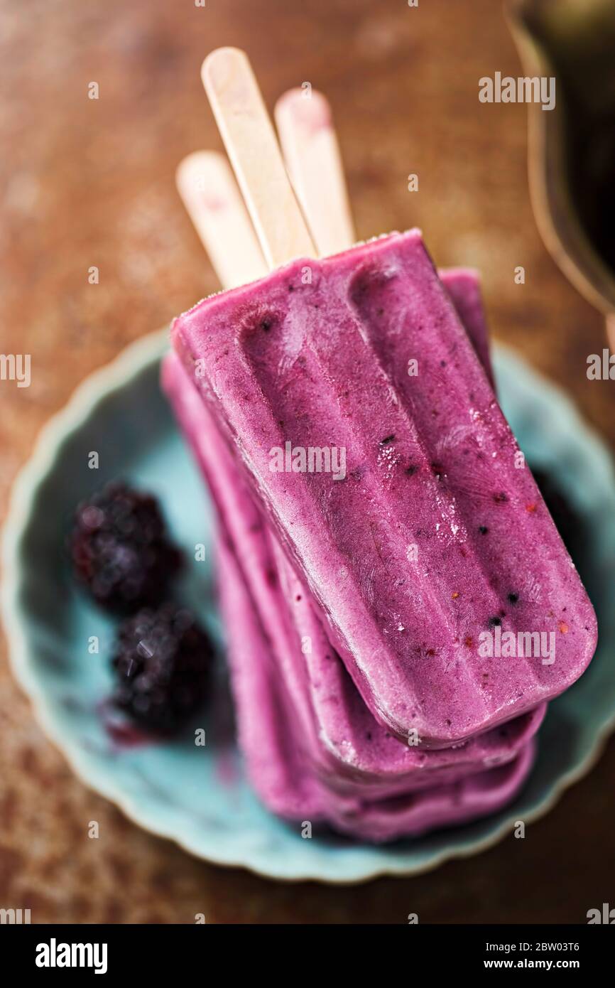 Frappè di gelato allo yogurt BlackBerry Foto Stock