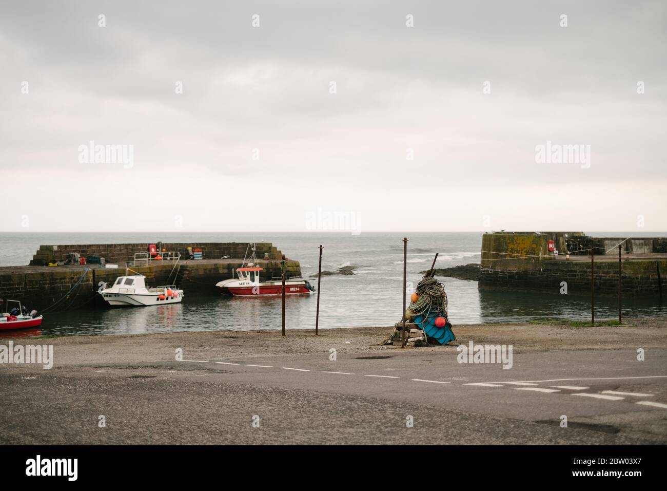 Vista sul porto nel piccolo villaggio di pescatori di Johnshaven, nel nord-est della Scozia. Foto Stock