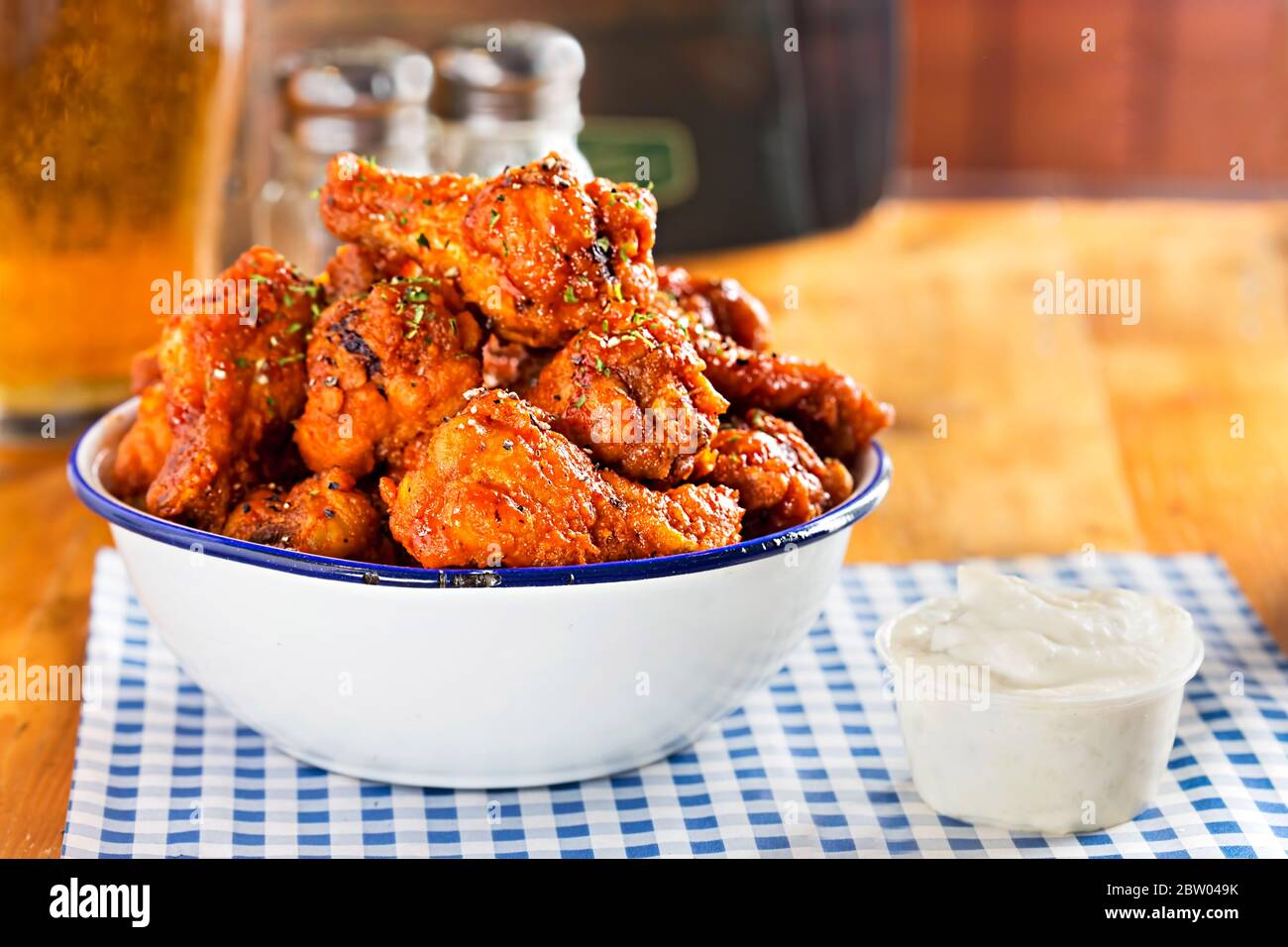 Ciotola di ali di pollo con condimento al formaggio blu Foto Stock