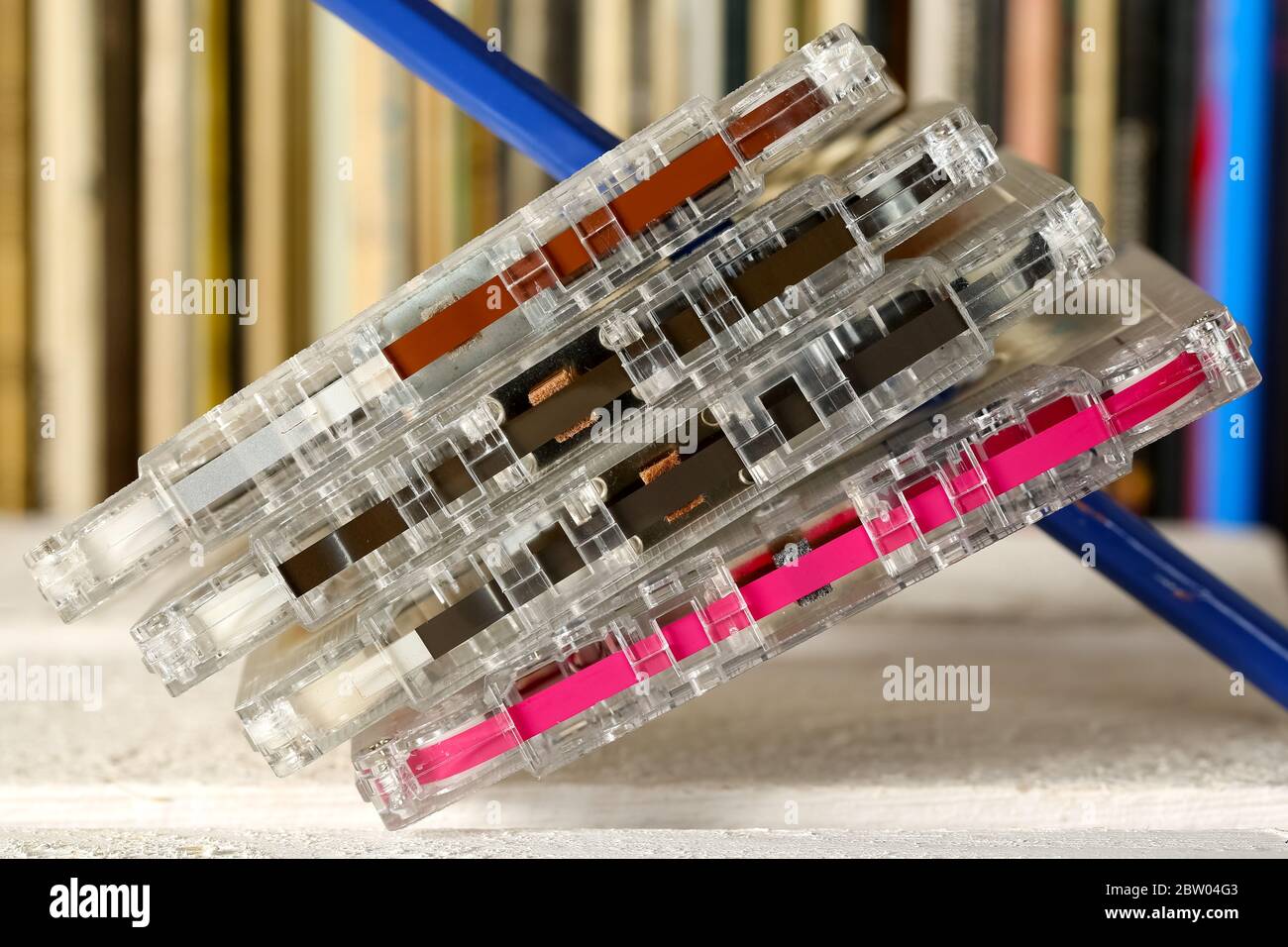 Diverse cassette compatte e una matita blu Foto Stock