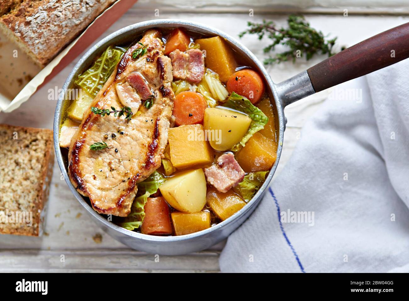 Stufato di sidro irlandese con costolette di maiale, pancetta e verdure Foto Stock
