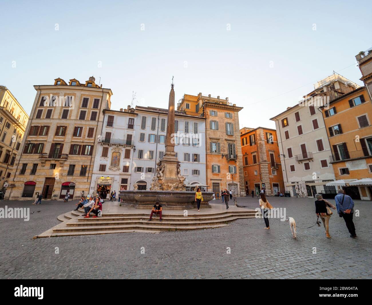 Fontana del Pantheon in piazza della Rotonda costruita da Giacomo Della Porta - Roma, Italia Foto Stock