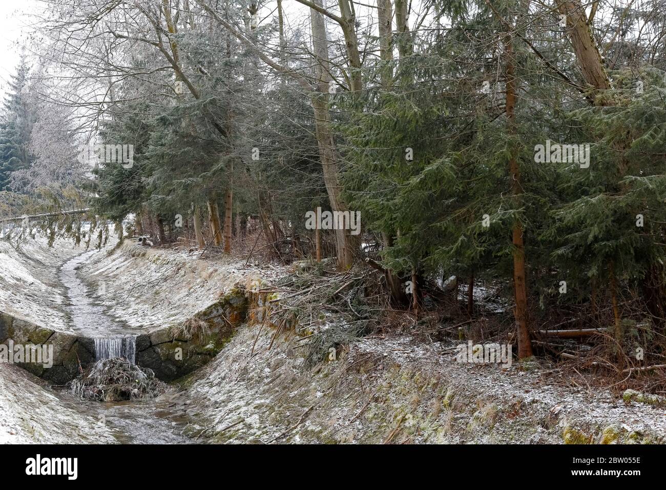 Fiume di montagna e piccola cascata. Questa vista invernale del fiume che si chiama Bystra Brook è visto nella località di Zakopane in Polonia. Foto Stock