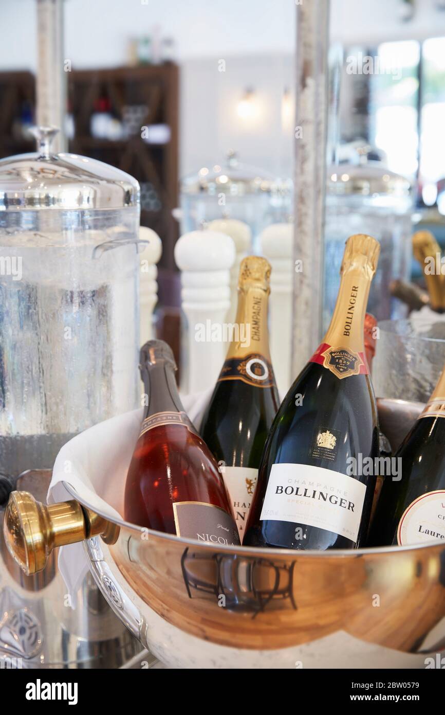 Champagne su ghiaccio nel ristorante da tavolo, Sunningdale, Berkshire Foto Stock
